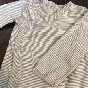 EUC Carter’s long sleeve wrap body suit sz 12 mo